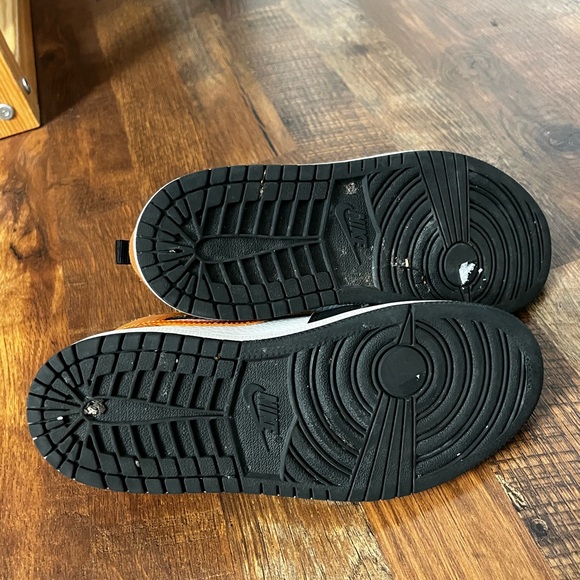 Jordan 1 Kids' Black and Orange Sneakers - Picture 6 of 6